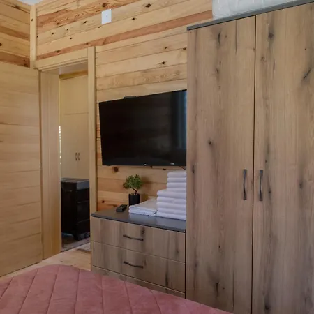 Crni Bor 1 Tara Lodge *